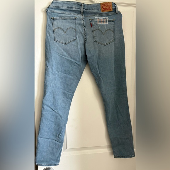 Levi 711 skinny jeans. Quilted square on left front thigh/right back pocket - Picture 2 of 2